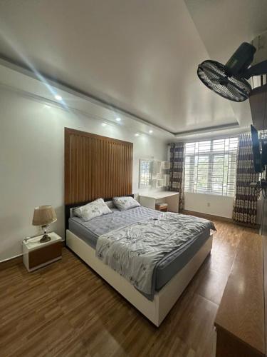 a bedroom with a large bed and a ceiling at Ớt Family - 128 Cái Bèo - Homestay Cat Ba in Cat Ba