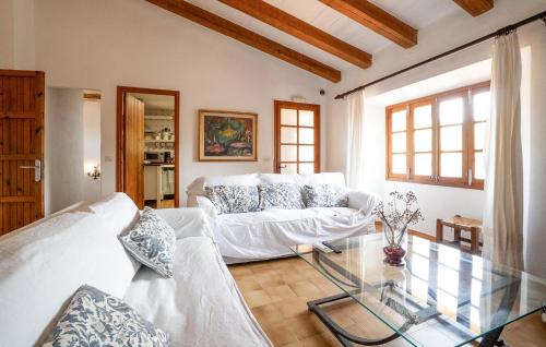 ポリェンサにあるColonya Petitのリビングルーム(白いソファ、ガラスのテーブル付)