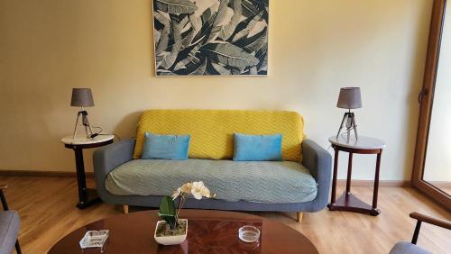 una sala de estar con un sofá y una mesa en Departamentos Hometainer, en Santiago