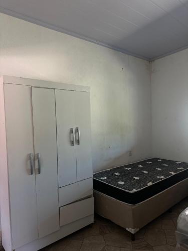 Katil atau katil-katil dalam bilik di Residência JV Okafo