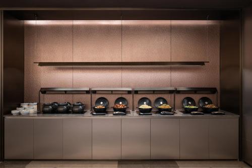 Crystal Orange Hotel Shanghai Zhongshan Parkにあるキッチンまたは簡易キッチン