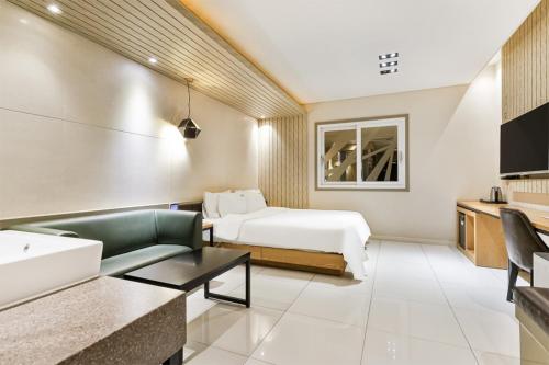 a hotel room with a bed and a sink at 포항 에이원 호텔 죽도 Pohang A1 Jukdo in Pohang