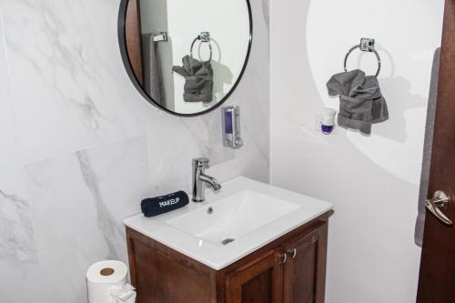 un baño con lavabo y espejo en Good Life Casita at Rocky Point, en Puerto Peñasco