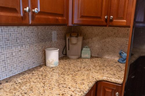 Küche/Küchenzeile in der Unterkunft 2 Bedrooms with beach views and in walking distance to Seacrets!