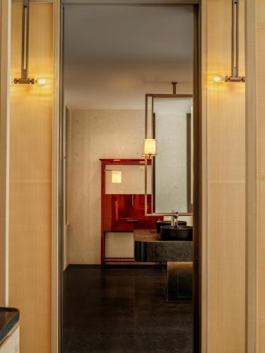 a bathroom with a sink and a mirror at HUALUXE Shenzhen Bao'an in Shenzhen