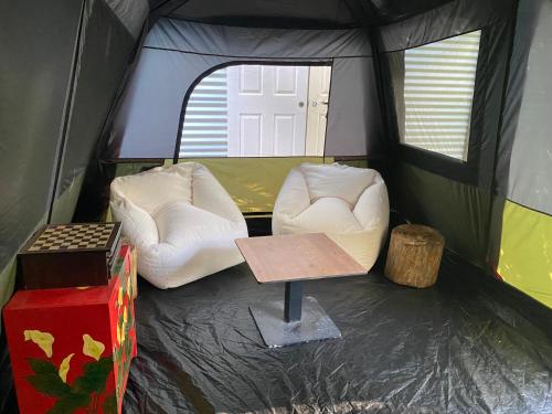 Posezení v ubytování Trees Rd Glamping