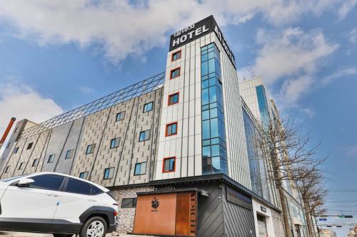 a building with a car parked in front of it at 포항 에이원 호텔 죽도 Pohang A1 Jukdo in Pohang