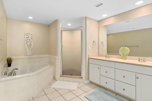 Ένα μπάνιο στο Spacious 3-Bedroom, 3-Bathroom Condo in Ocean City with Beach and Bay Views