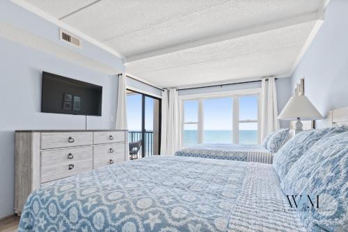 Кровать или кровати в номере Oceanfront 2-Bedroom Condo in Ocean City, MD Perfect for Relaxing Getaways