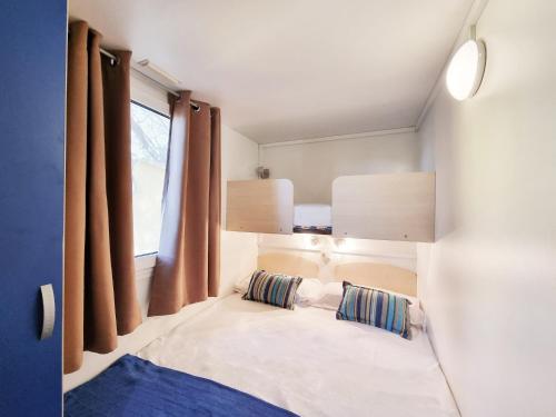 Postel nebo postele na pokoji v ubytování Bungalow in L Escala near Sandy Beaches