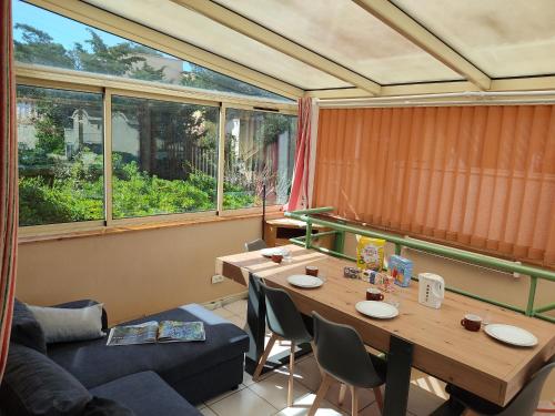 une pièce avec une table, des chaises et un canapé dans l'établissement Gruissan - T2 Mezzanine Climatisé - 6 Pers - Parking Proche Plage - FR-1-796-87, à Gruissan