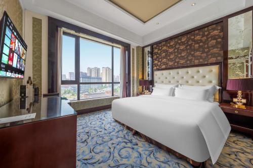 Postel nebo postele na pokoji v ubytování Wyndham Grand Plaza Royale Palace Chengdu