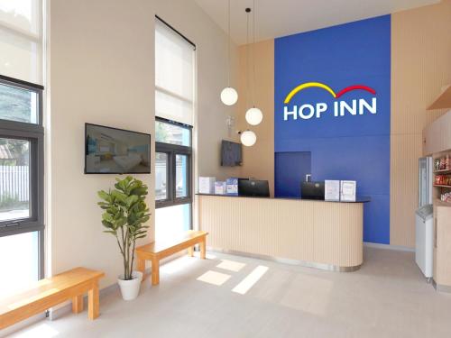 TV a/nebo společenská místnost v ubytování HOP INN Loei