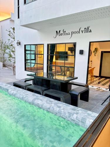 a villa with a swimming pool and a restaurant at Medina Private Pool Villa-บางแสน in Ban Puk (1)