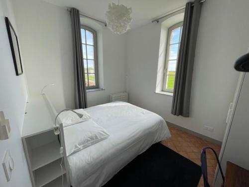 Katil atau katil-katil dalam bilik di Gîte 19e s., jacuzzi, Loire, 6 pers. - FR-1-586-61