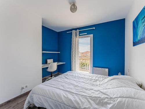 a blue bedroom with a bed and a window at Maison spacieuse à Biscarrosse-Plage près de l'océan - FR-1-521-251 in Biscarrosse