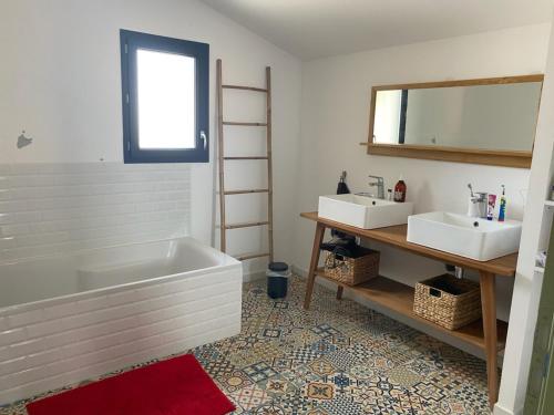 une salle de bain avec deux lavabos, une baignoire et un miroir dans l'établissement Maison T4 à La Teste-de-Buch avec Terrasse et WIFI - FR-1-319-603, à La Teste-de-Buch
