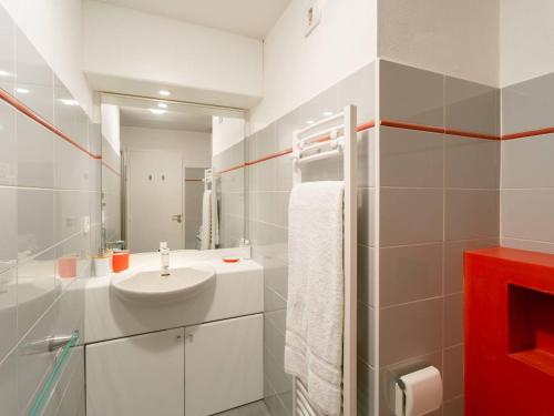 une salle de bain blanche avec un lavabo et un miroir dans l'établissement Carnac: Appartement 2 pièces - 36m² - FR-1-477-259, à Carnac