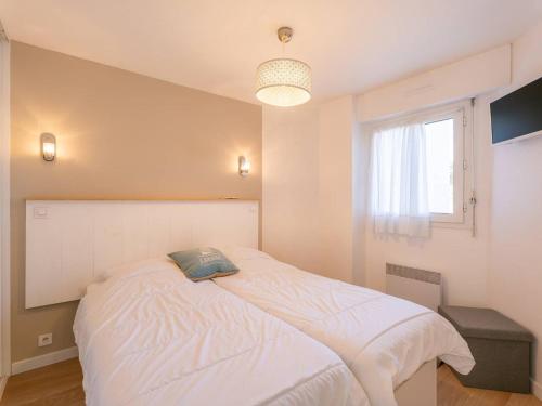 une chambre avec un lit blanc et une fenêtre dans l'établissement Carnac: Appartement 2 pièces - 36m² - FR-1-477-259, à Carnac