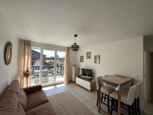 Photo de la galerie de l'établissement Appartement T2 avec terrasse et parking à La Teste-de-Buch - FR-1-319-601, à La Teste-de-Buch