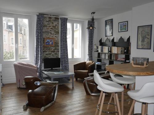 un salon avec une table et des chaises dans l'établissement Appartement cosy 2 chambres, cœur de Le Palais, proche commerces et plage - FR-1-418-268, au Palais