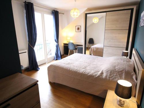 une chambre avec un lit et une grande fenêtre dans l'établissement Élégant T3 Duplex avec Ascenseur à Luchon, Parking et Wifi - FR-1-313-242, à Luchon