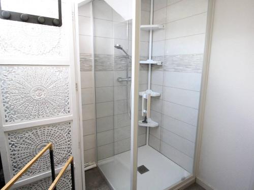 une douche avec une porte vitrée dans une salle de bain dans l'établissement Élégant T3 Duplex avec Ascenseur à Luchon, Parking et Wifi - FR-1-313-242, à Luchon