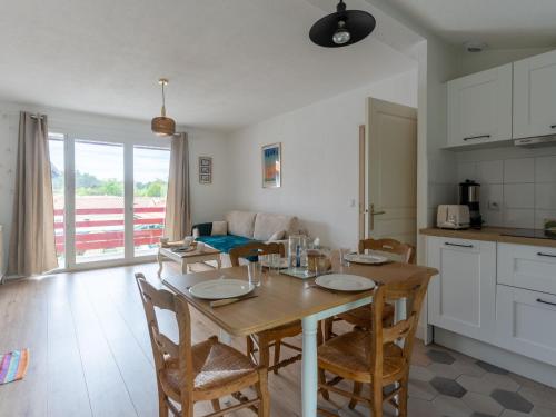 une cuisine et une salle à manger avec une table et des chaises dans l'établissement Appartement T2 Confortable avec Parking - Biscarrosse Bourg - FR-1-319-602, à Biscarrosse