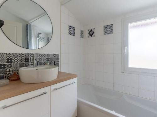une salle de bain blanche avec un lavabo et un miroir dans l'établissement Appartement T2 Confortable avec Parking - Biscarrosse Bourg - FR-1-319-602, à Biscarrosse