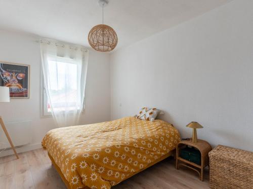 une chambre avec un lit et une fenêtre dans l'établissement Appartement T2 Confortable avec Parking - Biscarrosse Bourg - FR-1-319-602, à Biscarrosse