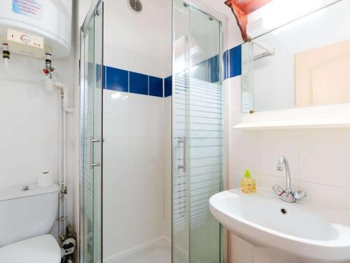 une salle de bain avec un lavabo et une douche dans l'établissement Appartement T2 avec Wifi, Animaux admis et Parking à Saint-Pierre-La-Mer - FR-1-409-280, à Fleury