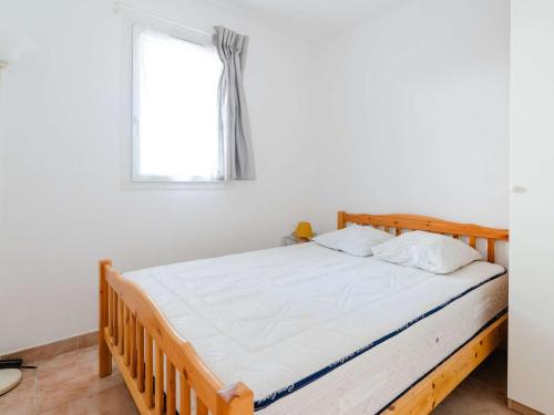 un lit dans une chambre avec une fenêtre dans l'établissement Appartement T2 avec Wifi, Animaux admis et Parking à Saint-Pierre-La-Mer - FR-1-409-280, à Fleury