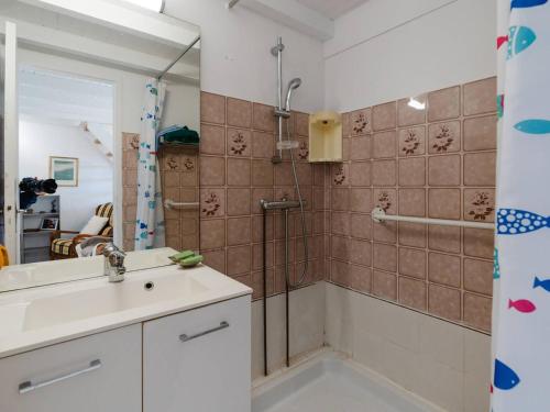 une salle de bain avec douche et lavabo dans l'établissement Villa T2 avec mezzanine, Wi-Fi, climatisation, animaux admis, parking, pour 4 personnes - FR-1-409A-34, à Gruissan