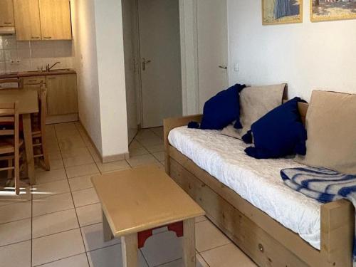 un salon avec un canapé et une table dans l'établissement Maison avec piscine - 6 pers - Près de la mer - FR-1-239-1118, à Ondres