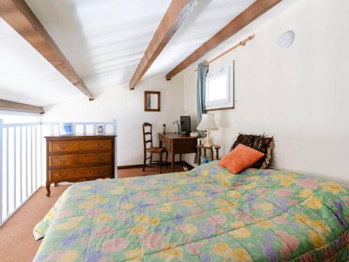 une chambre avec un lit, une commode et un bureau dans l'établissement Villa T2 avec mezzanine, Wi-Fi, climatisation, animaux admis, parking, pour 4 personnes - FR-1-409A-34, à Gruissan