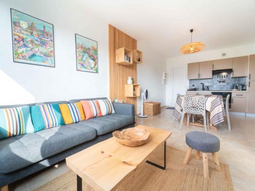 un salon avec un canapé bleu et une table dans l'établissement Superbe appartement à Mimizan Plage pour 4 personnes, proche de l'océan - FR-1-50-171, à Mimizan