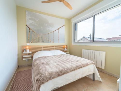 une chambre avec un lit et une grande fenêtre dans l'établissement Superbe appartement à Mimizan Plage pour 4 personnes, proche de l'océan - FR-1-50-171, à Mimizan
