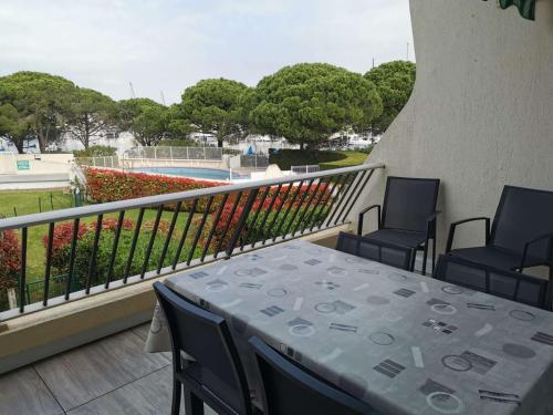 Photo de la galerie de l'établissement Bel appartement 2 Pièces pour 4 personnes avec parking à Port Camargue - FR-1-731-138, au Grau-du-Roi