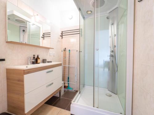 une salle de bain avec une douche, un lavabo et une baignoire dans l'établissement Superbe appartement à Mimizan Plage pour 4 personnes, proche de l'océan - FR-1-50-171, à Mimizan