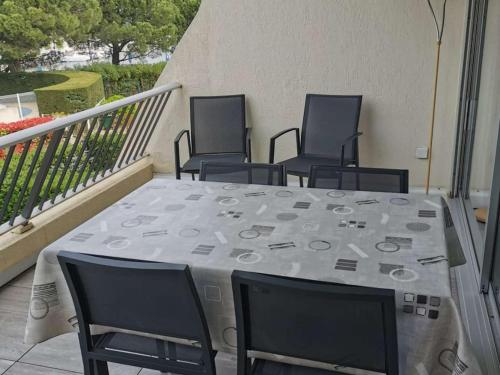 Photo de la galerie de l'établissement Bel appartement 2 Pièces pour 4 personnes avec parking à Port Camargue - FR-1-731-138, au Grau-du-Roi