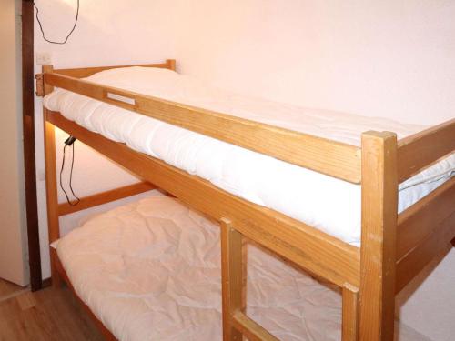 quelques lits superposés dans une chambre dans l'établissement Studio calme à 20 m des pistes - FR-1-322-666, aux Orres