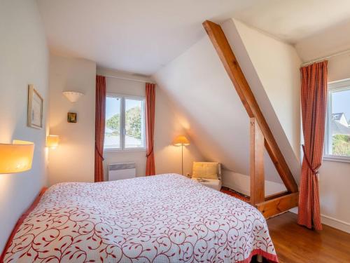 普卢阿尔内Plouharnel : Maison 7 pièces, 10 pers, Wifi, Animaux admis - FR-1-477-260的一间卧室设有一张床和一个楼梯