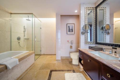 Koupelna v ubytování Wyndham Grand Plaza Royale Palace Chengdu