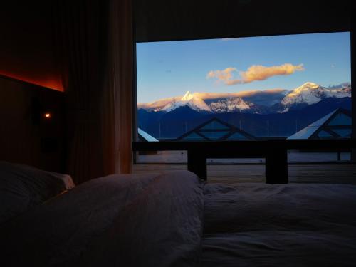 Pemandangan gunung umum atau pemandangan gunung yang diambil dari hotel