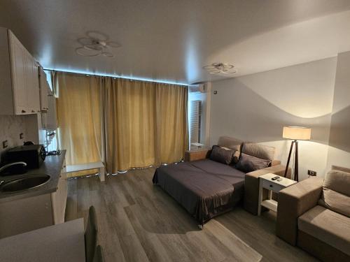 ein Wohnzimmer mit einem Bett und einer Couch in der Unterkunft COZY studiou Mamaia Nord by Alezzi in Mamaia Nord – Năvodari