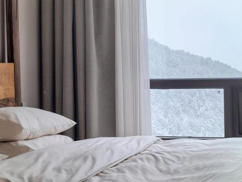 Katil atau katil-katil dalam bilik di Wake Up In Snow Capped Peaks