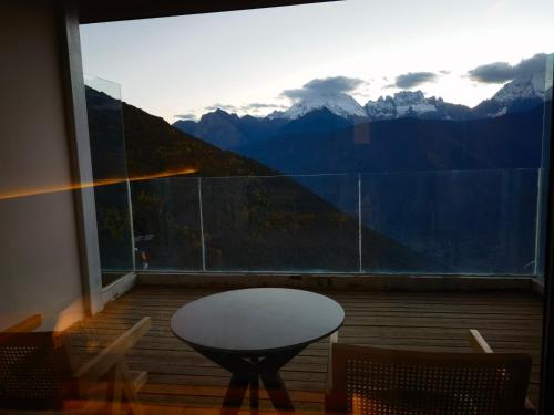 Pemandangan gunung umum atau pemandangan gunung yang diambil dari hotel