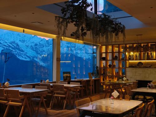 Pemandangan gunung umum atau pemandangan gunung yang diambil dari hotel