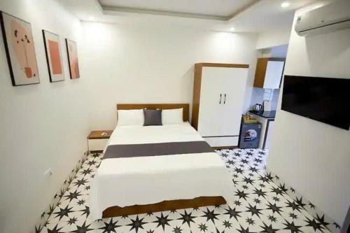 a bedroom with a large bed with black and white tiles at An's House SaPa - Nguyên Căn 5 Phòng Ngủ View Núi in Sa Pa