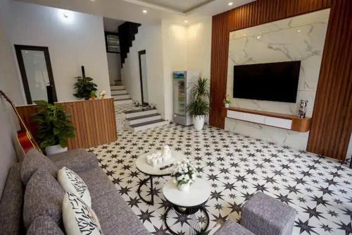 a living room with a couch and a tv at An's House SaPa - Nguyên Căn 5 Phòng Ngủ View Núi in Sa Pa